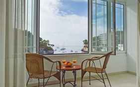 Jede Einheit verfügt über einen Balkon oder ein Panoramafenster mit Meerblick